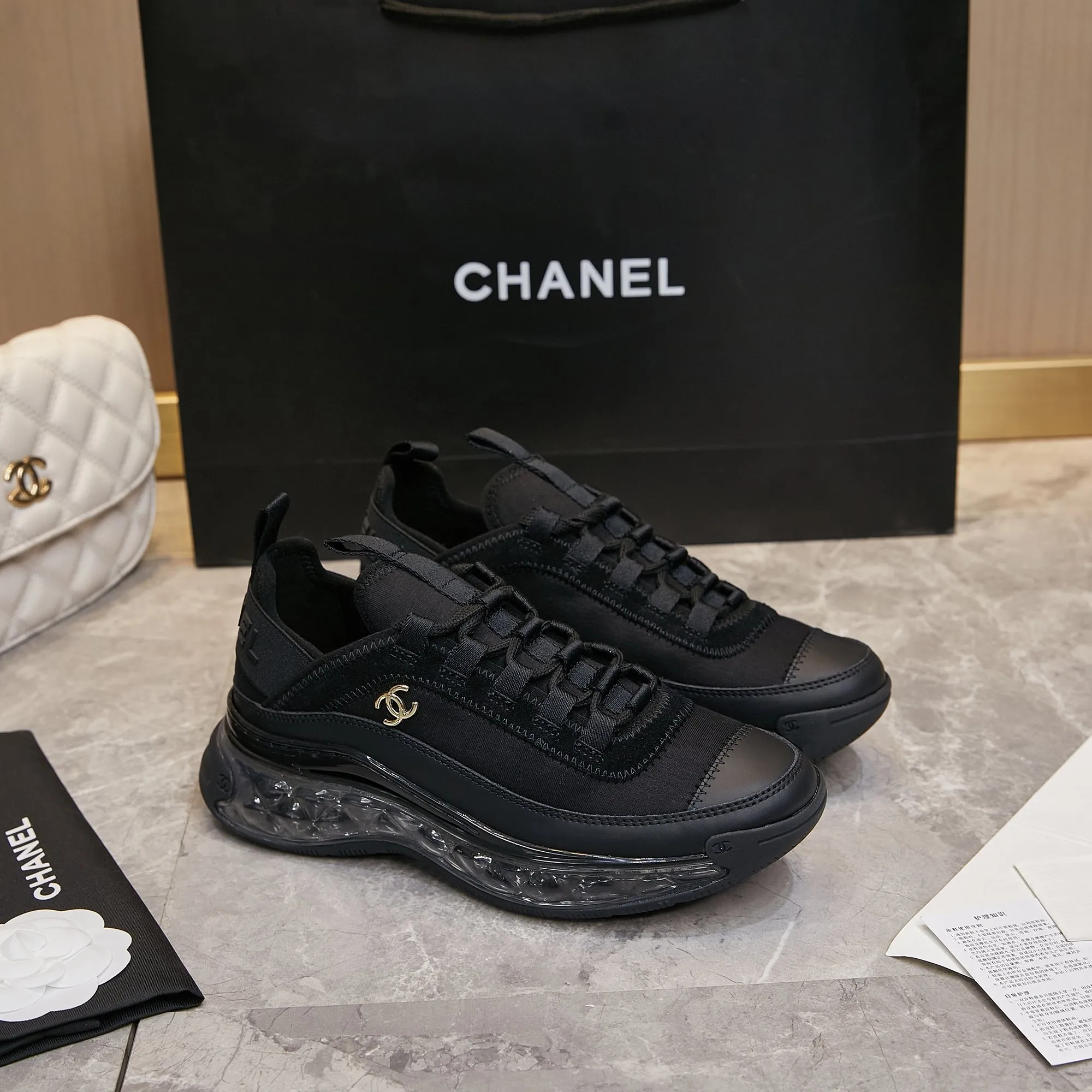 Men's men's shoes pP580! Chanel Chanel - 2024 counter top casual sneakers This classic design; the upper is made of various craftsmanship styles; the outsole is fashionable and sporty; the outsole is fashionable and sporty; the extraordinary inclusion of a variety of color matching elements... The diversified mix and match is very beautiful and versatile, casual, fashionable, sports and outdoor can be taken into account... ꫛꫀꪝ Go➫ Materials: ❶Upper made of: original imported cowhide ❷Inside made of: original imported breathable sheepskin ❸Outsole is based on: Original TPU air cushion outsole. Full set of boutique packaging for women 35–41 and men 39–45.